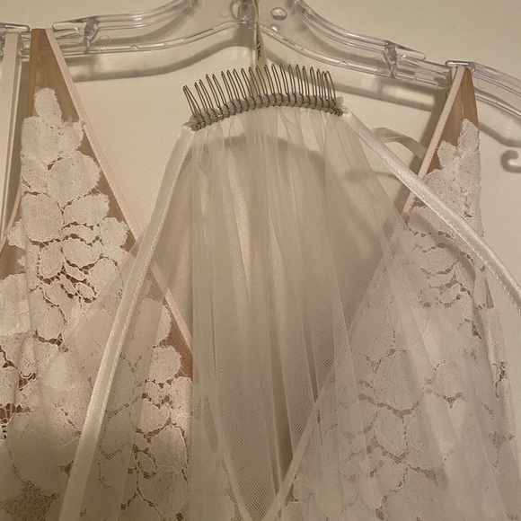 Beautiful wedding dress. **Never worn** size 6 - Picture 3 of 10